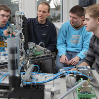 Bild vergrößern: An der Handwerkskammer Flensburg werden Elektroniker an einer Anlage fr Steuerungstechnik ausgebildet