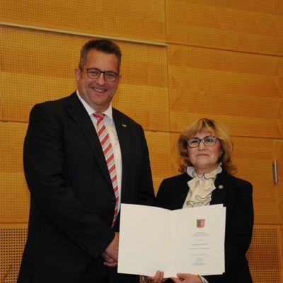 Bild vergrößern: Verleihung der Freiherr-vom-Stein-Verdienstnadel an Stadtpräsidentin Krätzschmar am 02.11.2016 (2)