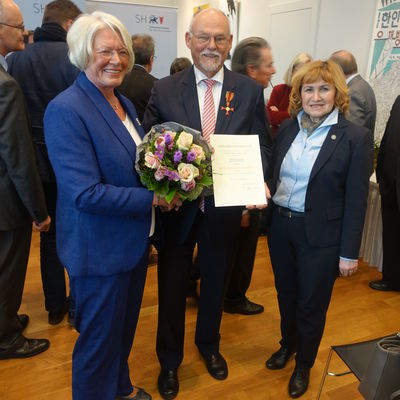 Bild vergrößern: Verleihung des Bundesverdientskreuzes an Herrn Prof. Dr. Lutz Fiesser in Kiel am 13.02.2017