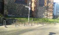 Bild vergrößern: Anlehnbügel für Fahrräder vor der Nikolaikirche