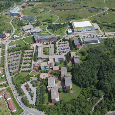 Bild vergrößern: Blick auf den Campus mit Hochschule (vorne) und Universität (hinten), Flens-Arena (rechts) und Campusbad (links)