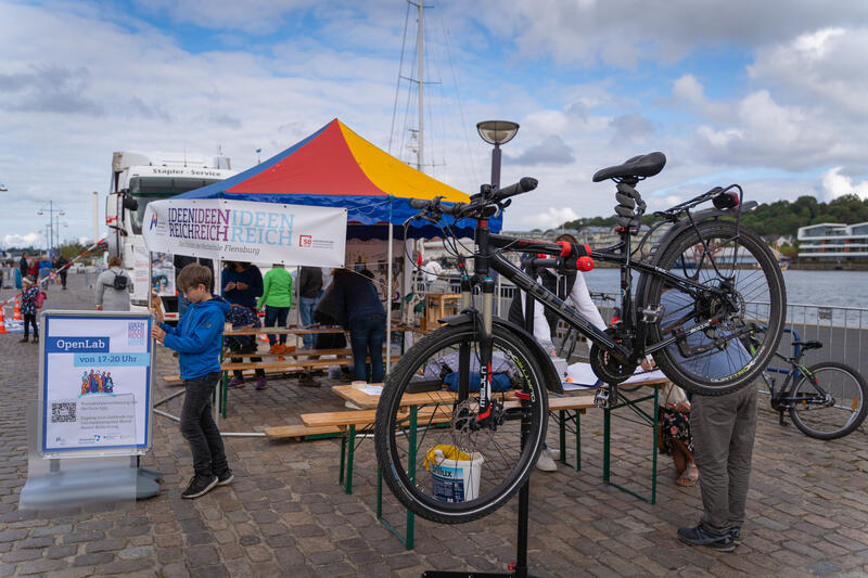 Bild vergrößern: Mobilitätsfest 2021 Fahrradreparatur
