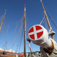 Bild vergrößern: Die dänsiche Flagge (Der Dannebrog oder Danebrog) auf einem Mast am Flensburger Museumshafen