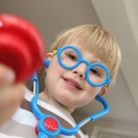 Bild vergrößern: Ein Junge spielt mit einem Stetoskop