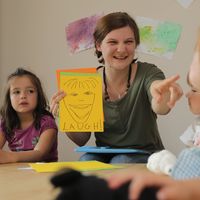 Bild vergrößern: Englischlehrerin Mara Barth unterrichtet in einem Flensburger Kindergarten englisch