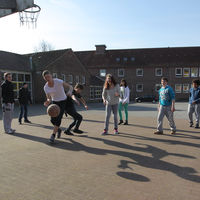 Bild vergrößern: An der - Schule am Campus - spielen Schüler während der Pause Basketball
