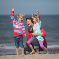 Bild vergrößern: Ein Mutter mit ihren beiden Kindern am Strand