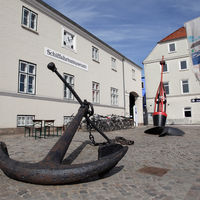 Bild vergrößern: Vor dem Schifffahrtsmuseum Flensburg liegt ein Anker