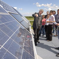 Bild vergrößern: Fachbereich Elektrische Energiesystemtechnik auf dem Dach an der Solaranlage Hochschule Flensburg