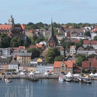 Bild vergr&ouml;&szlig;ern: Blick auf die Marienkirche (mitte) mit dem Kompagnietor