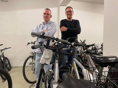 Kevin Petersen und Klaus Petersen im Lager des Fundb&uuml;ros