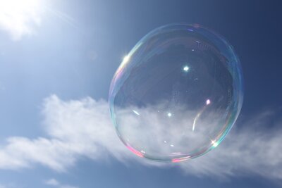 Eine Seifenblase am Himmel.