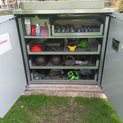 Bild vergr&ouml;&szlig;ern: Zu erkennen ist ein gro&szlig;er Kasten aus Metall mit vier Schubladen, in denen sich verschiedene Sportmaterialien befinden. Darunter beispielsweise Hanteln, Gewichte, H&uuml;tchen und Springseile.