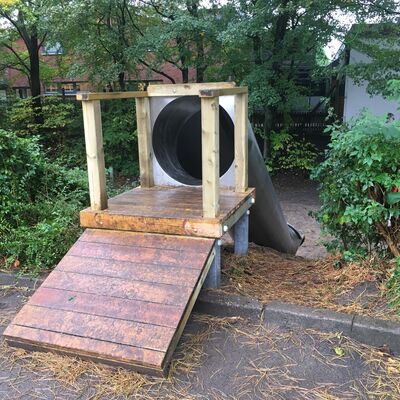 Bild vergr&ouml;&szlig;ern: Schule auf der Rude Tunnel