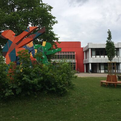 Bild vergr&ouml;&szlig;ern: F&ouml;rdegymnasium Sitzb&auml;nke
