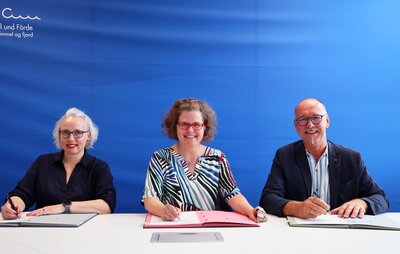 Unterzeichnung Leistungsvereinbarung durch Peggy Kuwan, Lt. Fachbereich Soziales Kreis SL-FL, Stadtr&auml;tin Melanie Bach, Heiko Frost, GF Adelby 1