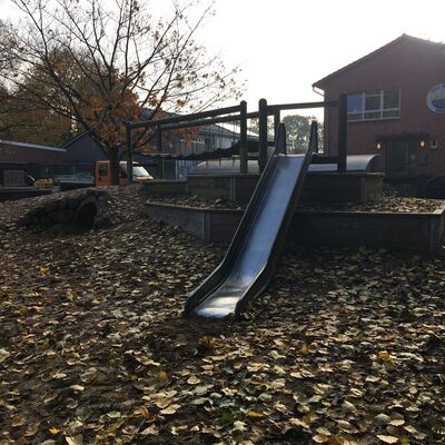Bild vergr&ouml;&szlig;ern: Schulhof Grundschule Friedheim Rutsche