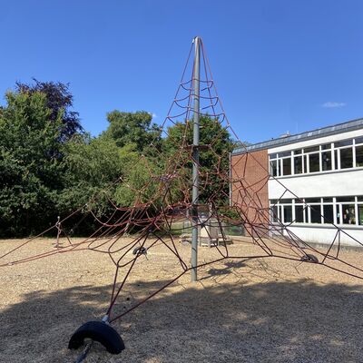 Bild vergr&ouml;&szlig;ern: Schulhof Falkenbergschule Kletterpyramide