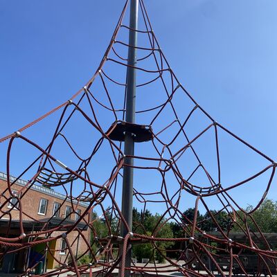 Bild vergr&ouml;&szlig;ern: Schulhof Falkenbergschule Kletterpyramide nah