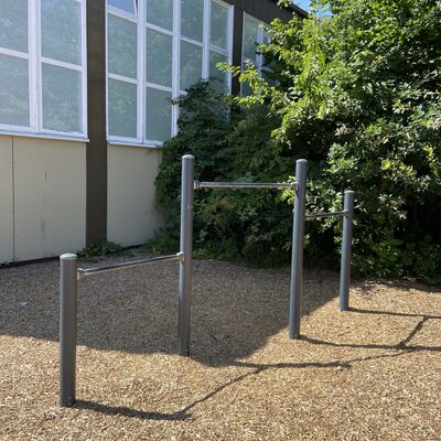 Bild vergr&ouml;&szlig;ern: Schulhof Falkenbergschule Reck