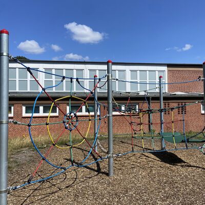 Bild vergr&ouml;&szlig;ern: Schulhof Falkenbergschule Kletterger&auml;t