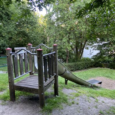 Bild vergr&ouml;&szlig;ern: Spielplatz Rummelgang Rutsche hinten