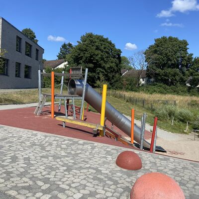 Bild vergr&ouml;&szlig;ern: Schulhof Ramshardeschule Rutschenhang