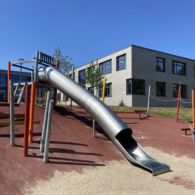 Bild vergr&ouml;&szlig;ern: Schulhof Ramshardeschule Tunnelrutsche