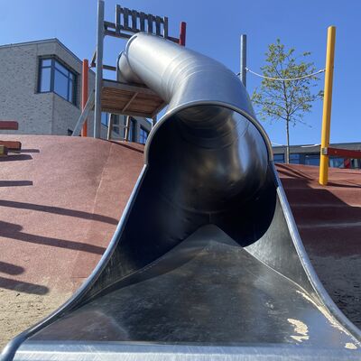 Bild vergr&ouml;&szlig;ern: Schulhof Ramshardeschule Tunnelrutsche2