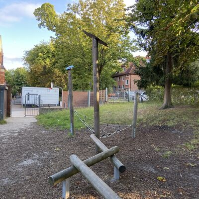 Bild vergr&ouml;&szlig;ern: Schulhof Waldschule Spielger&auml;t