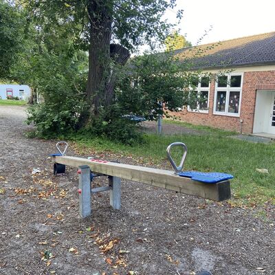 Bild vergr&ouml;&szlig;ern: Schulhof Waldschule Wippe