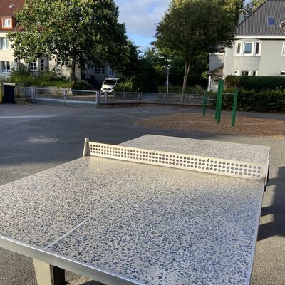 Bild vergr&ouml;&szlig;ern: Schulhof Goethe Schule Tischtennisplatte