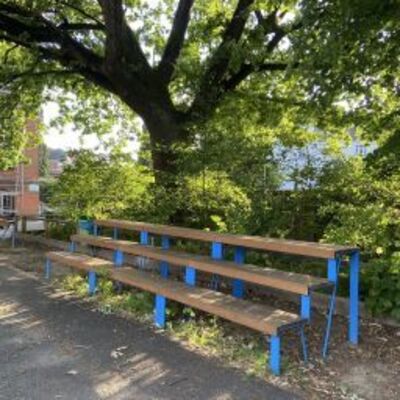 Bild vergr&ouml;&szlig;ern: Schulhof Goethe Schule Sitzgelegenheiten