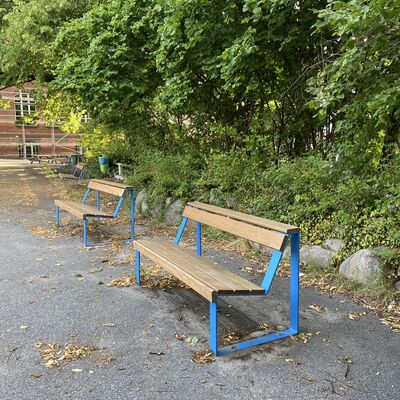 Bild vergr&ouml;&szlig;ern: Schulhof Goethe Schule Sitzgelegenheiten