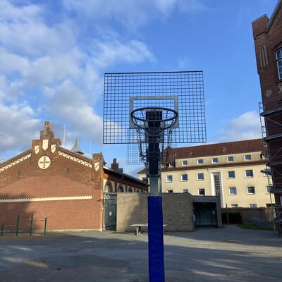Bild vergr&ouml;&szlig;ern: Schulhof Goethe Schule Basketballkorb