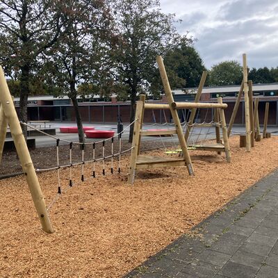 Bild vergr&ouml;&szlig;ern: Schulhof Engelsby  Kletterparcour