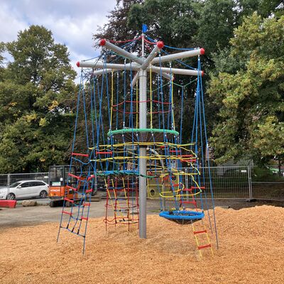 Bild vergr&ouml;&szlig;ern: Schulhof Bildungszentrum am Sandberg Kletterpyramide