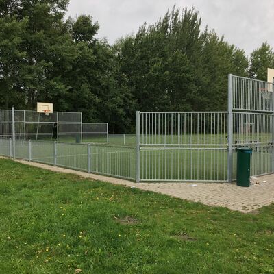 Bild vergr&ouml;&szlig;ern: Schulhof Falkenbergschule Kleinspielfeld