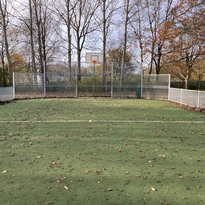 Bild vergr&ouml;&szlig;ern: Schulhof Falkenbergschule Kleinspielfeld