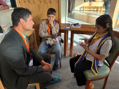 Lara Kim und Johann als B&uuml;rgermeister-Doppelspitze in der Mini-Stadt interviewen ihren Gast aus der realen Verwaltung OB Fabian Geyer.