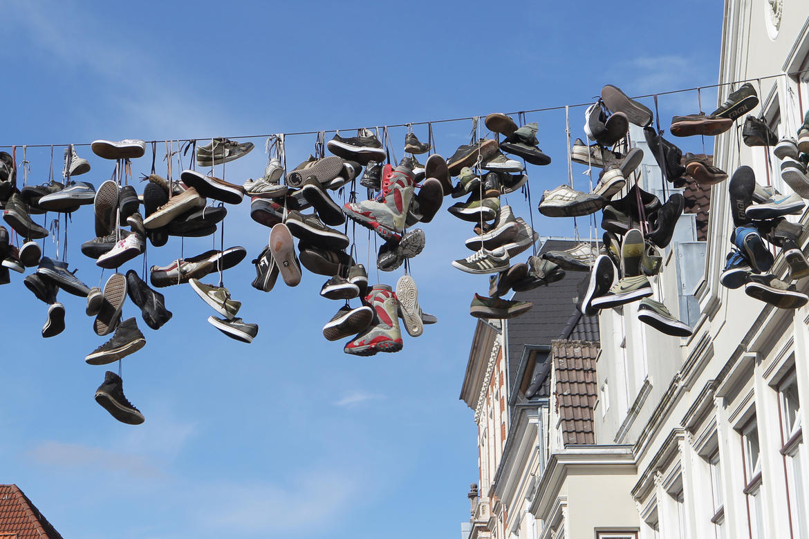 Bild vergrößern: Hängende Schuhe in der Norderstraße