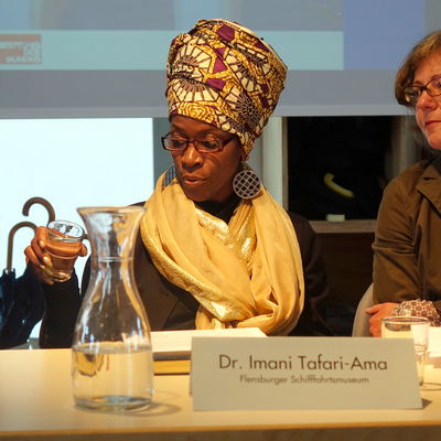Bild vergrößern: Dr. Imani Tafari-Ama stellt die Verbindung mit den Ahnen her.