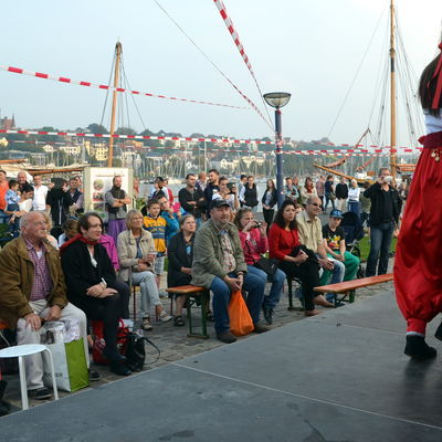 Bild vergrößern: Tanzgruppe auf der Schiffbrücke