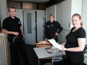 Polizisten bringen 1x/Woche Fundsachen in ihr neues Zuhause