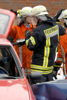 Feuerwehrmann mit Rettungsschere