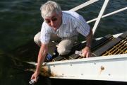 Umweltingenieur Hans Lindberg entnimmt eine Probe im Ostseebad