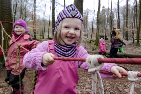 Kinder im Wald
