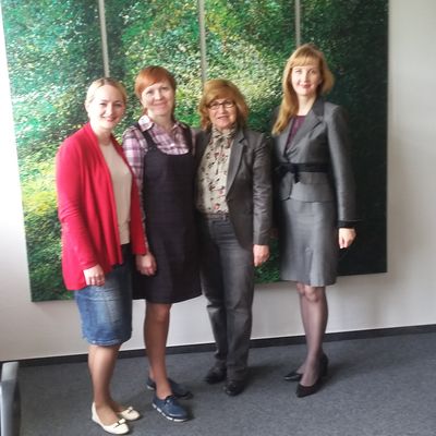 Bild vergrößern: Stadtpräsidentin Krätzschmar mit den Gastdozentinnen aus Pensa