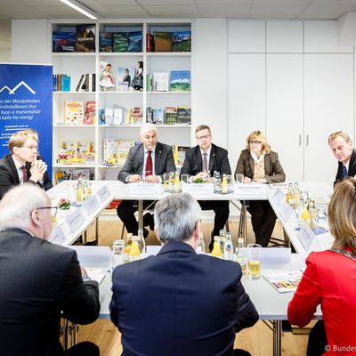 Bild vergrößern: Besuch des Bundespräsidenten Steinmeier und Ministerpräsidenten Günther am 05.10.2017 im Haus der Minderheiten/Flensburg.